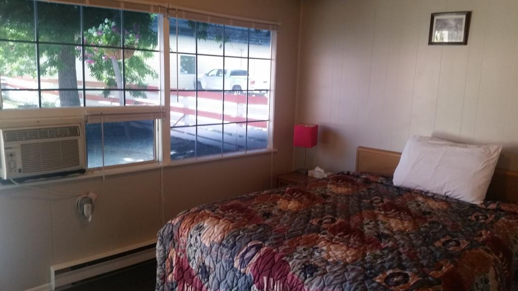 Holiday House Motel Penticton Kültér fotó